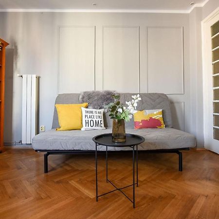 Stylish & Spacious Apartment Near The Old Town - A Touch Of History, A Dash Of Modernity Bucharest Luaran gambar