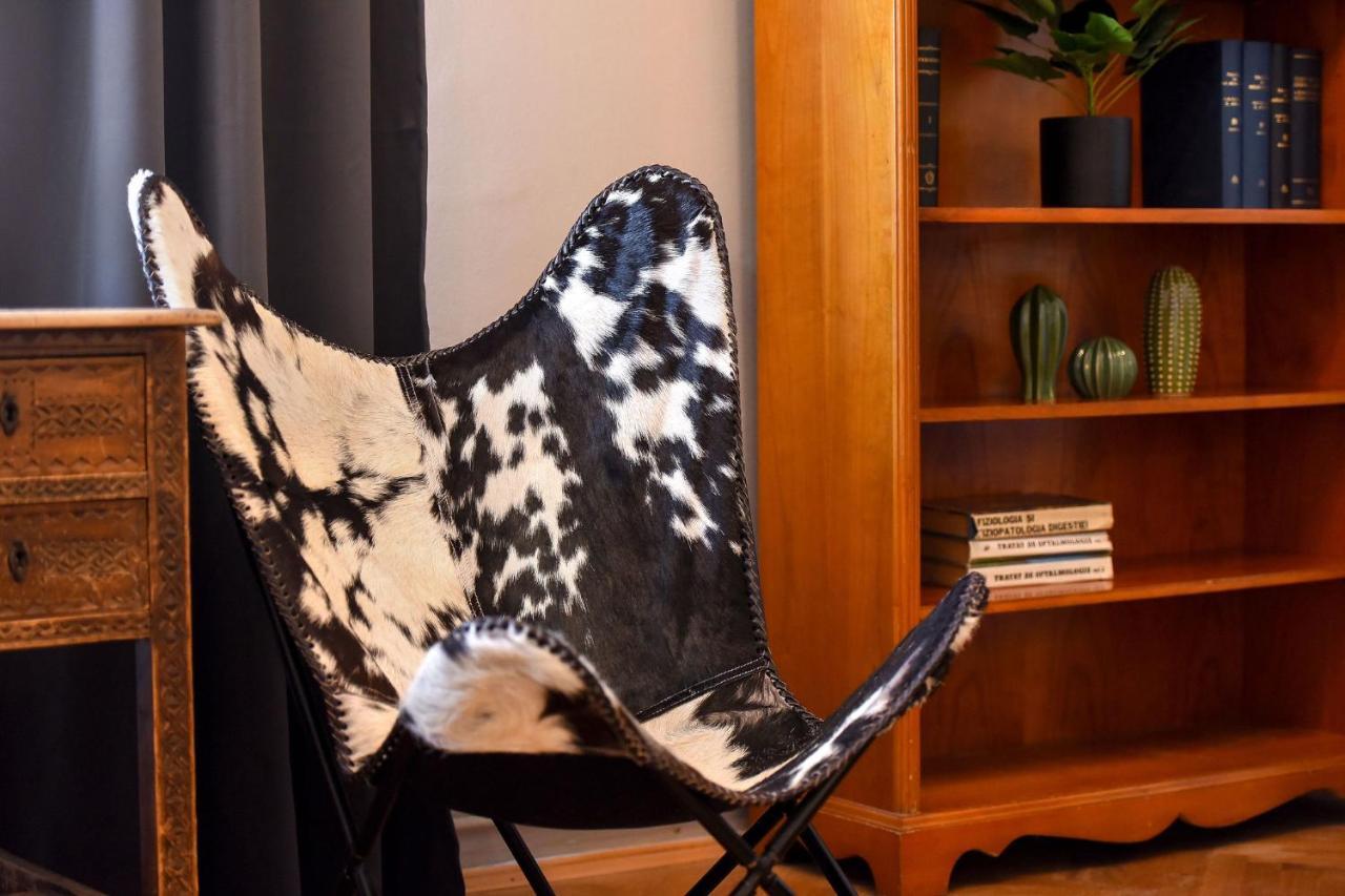 Stylish & Spacious Apartment Near The Old Town - A Touch Of History, A Dash Of Modernity Bucharest Luaran gambar