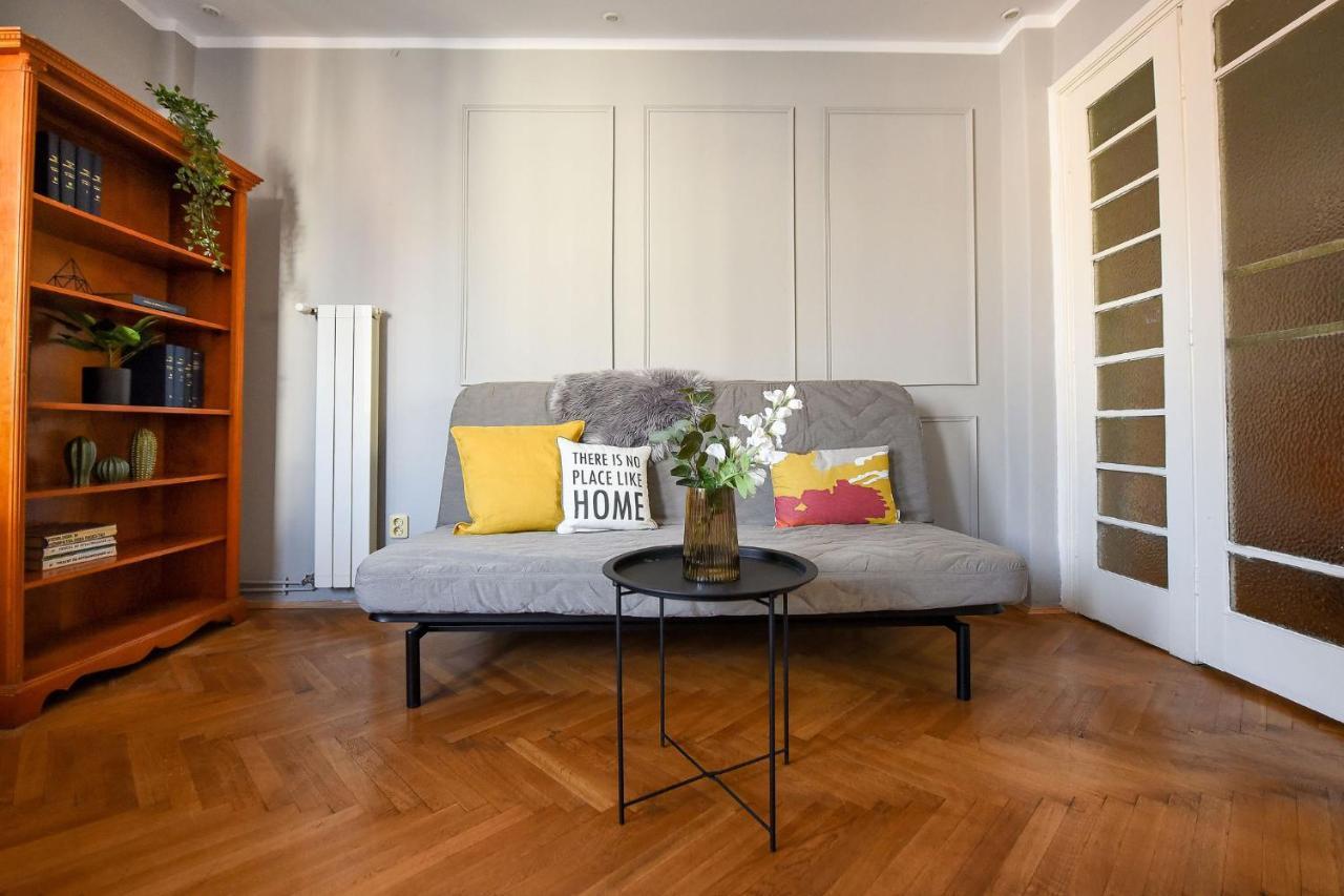 Stylish & Spacious Apartment Near The Old Town - A Touch Of History, A Dash Of Modernity Bucharest Luaran gambar