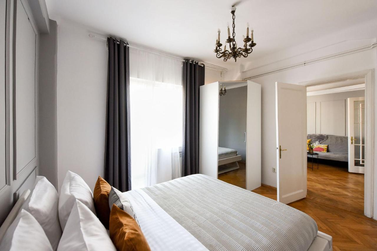 Stylish & Spacious Apartment Near The Old Town - A Touch Of History, A Dash Of Modernity Bucharest Luaran gambar