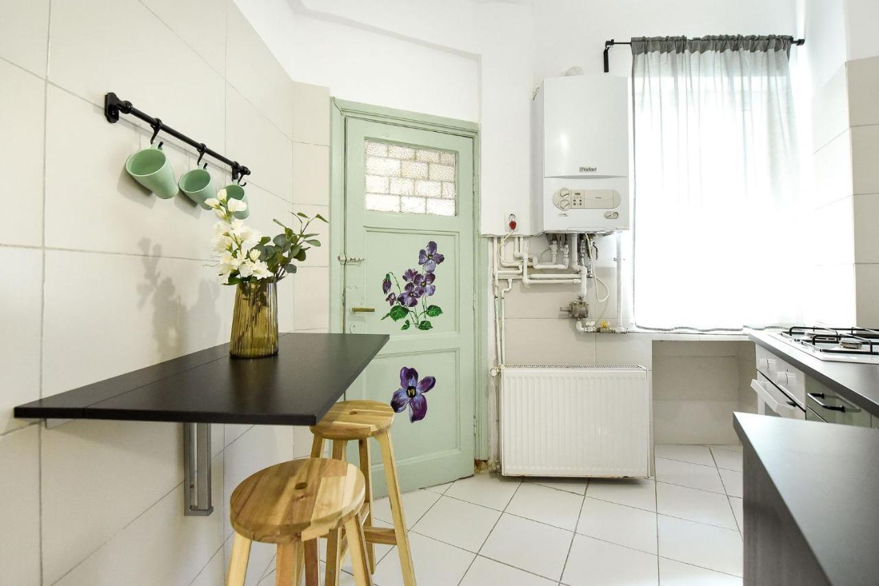 Stylish & Spacious Apartment Near The Old Town - A Touch Of History, A Dash Of Modernity Bucharest Luaran gambar