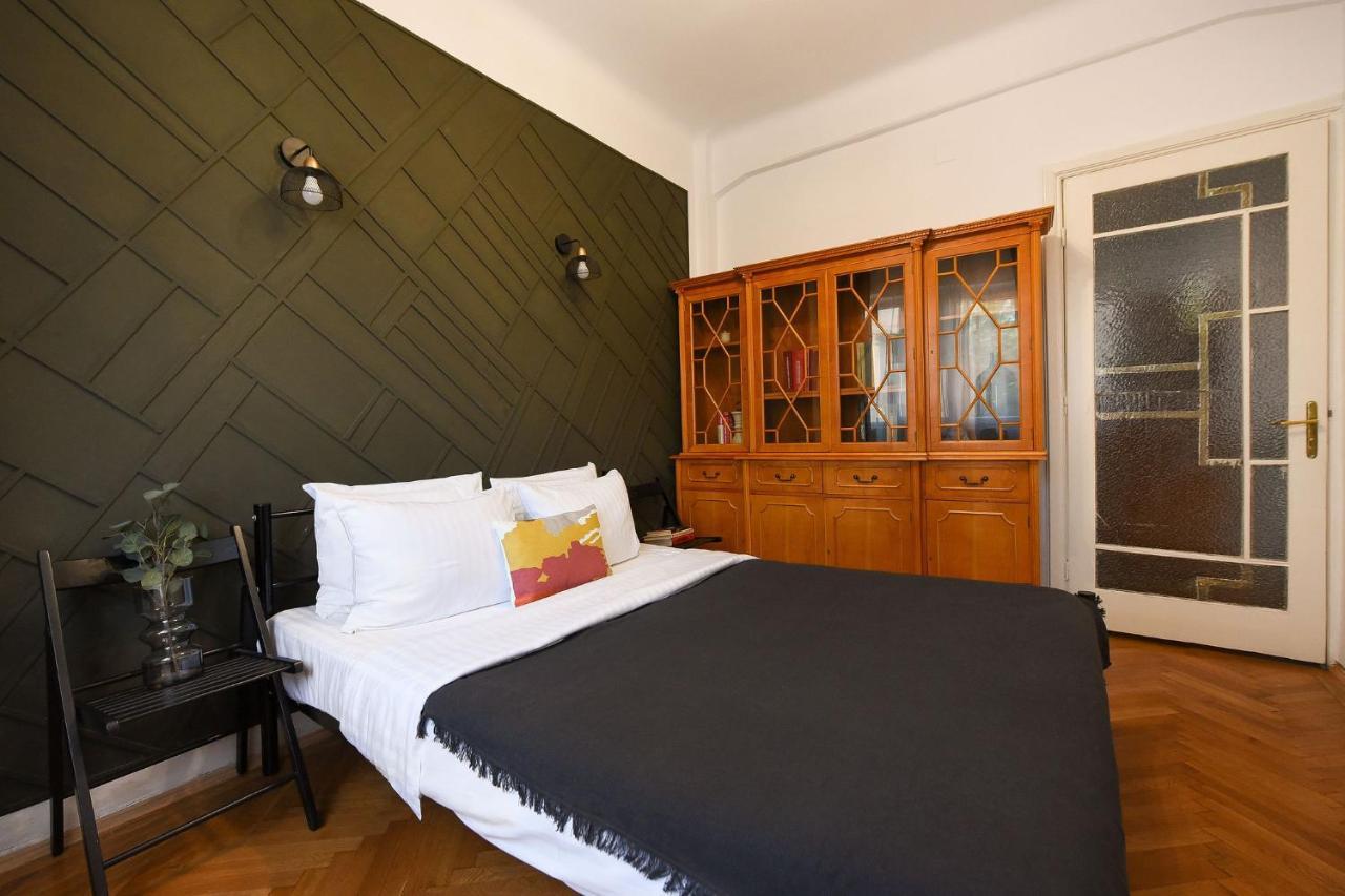 Stylish & Spacious Apartment Near The Old Town - A Touch Of History, A Dash Of Modernity Bucharest Luaran gambar