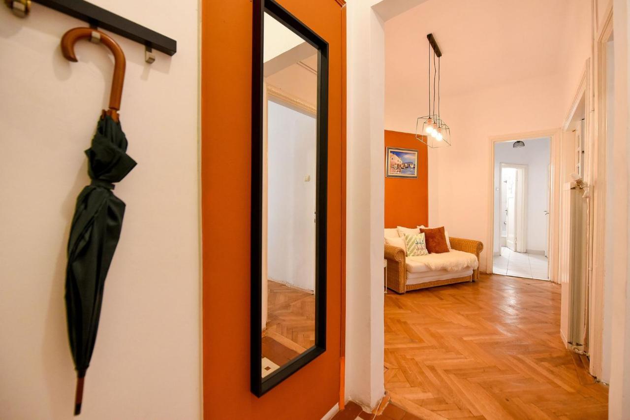 Stylish & Spacious Apartment Near The Old Town - A Touch Of History, A Dash Of Modernity Bucharest Luaran gambar