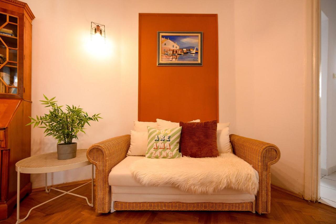 Stylish & Spacious Apartment Near The Old Town - A Touch Of History, A Dash Of Modernity Bucharest Luaran gambar