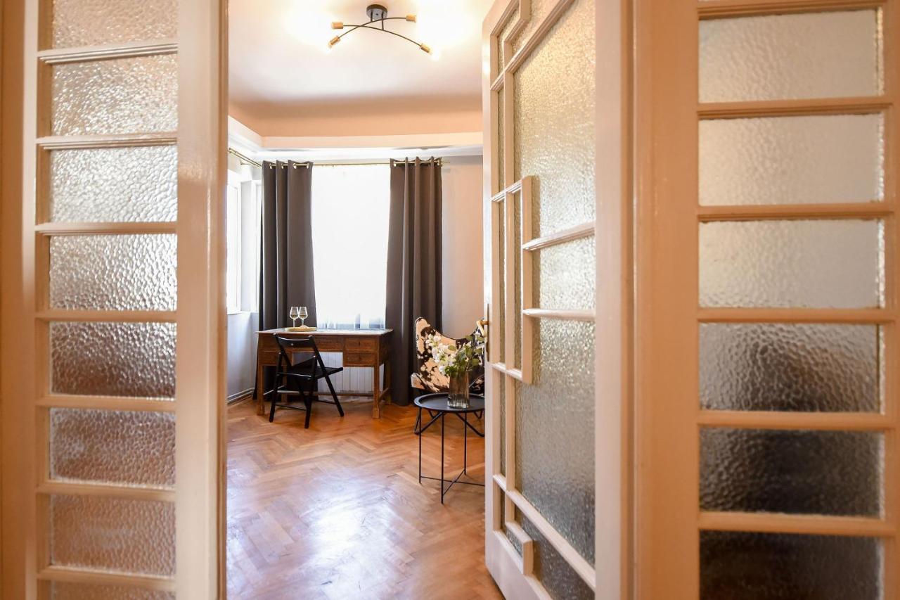 Stylish & Spacious Apartment Near The Old Town - A Touch Of History, A Dash Of Modernity Bucharest Luaran gambar